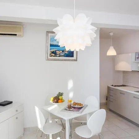 Babilon - Luxury One Bedroom With Balcony And Sea View